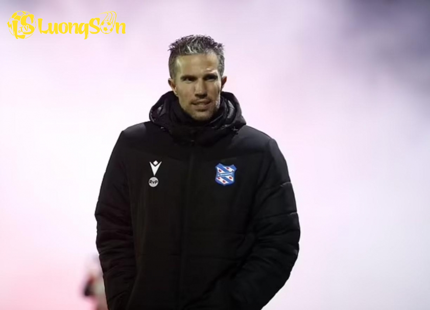 Van Persie đối diện trát sa thải từ BLĐ Heerenveen