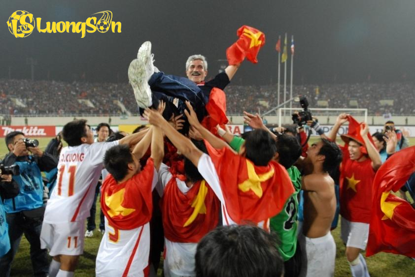 HLV Calisto dẫn dắt ĐT Việt Nam giành chức vô địch AFF Cup đầu tiên vào năm 2008 (Ảnh: VFF)